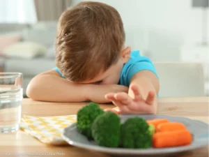 Seletividade alimentar no autismo: o que fazer em casa